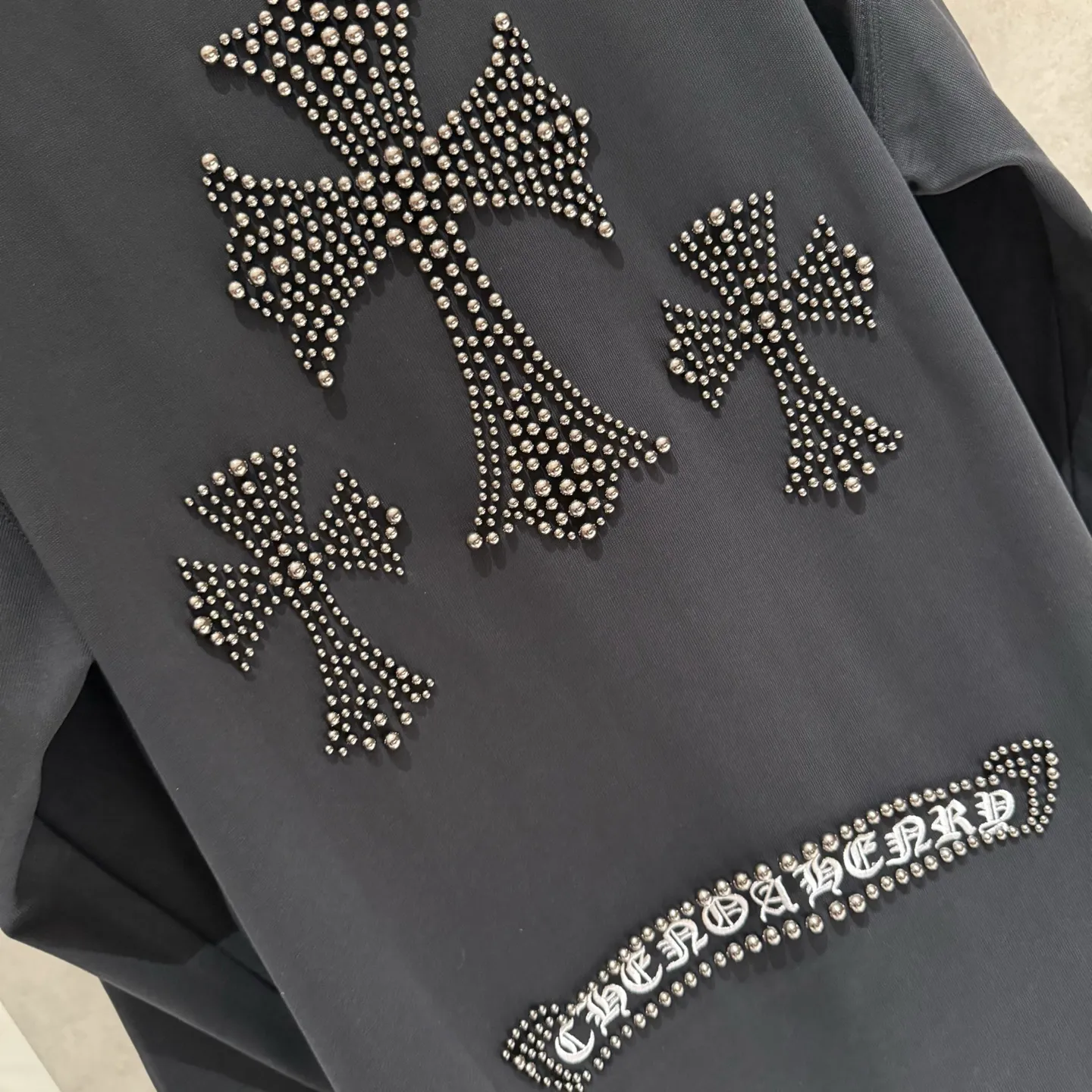 🅿️350 [Strict quality control] CH Croixin's new long-sleeved sweatshirt T-shirt. Heavy 420g double yarn fabric. Beaded on the front. Wash the whole garment twice. Frayed and torn on all four sides. Heavy fabric. The neckline is made of icy Salona. Loose fit. Deep, wide and stylish. No deformation or shrinkage. Color: 3 colors, black, white and gray. Size: M-2xl